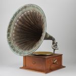 532302 Horn gramophone